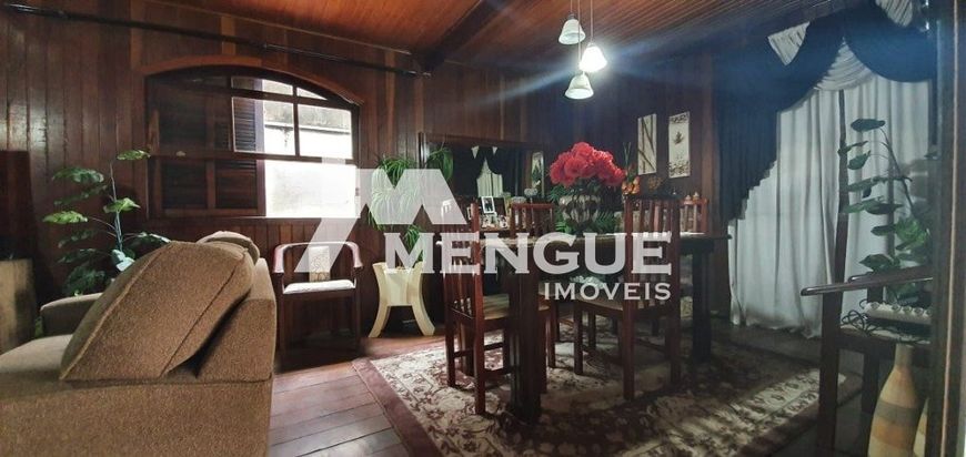 Casa com 6 dormitórios e 4 vagas de garagem, à venda no bairro Jardim Itu em Porto Alegre com 235m²