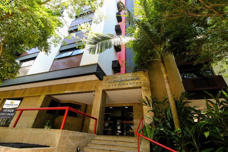 Conjunto comercial amplo, de frente e com vaga