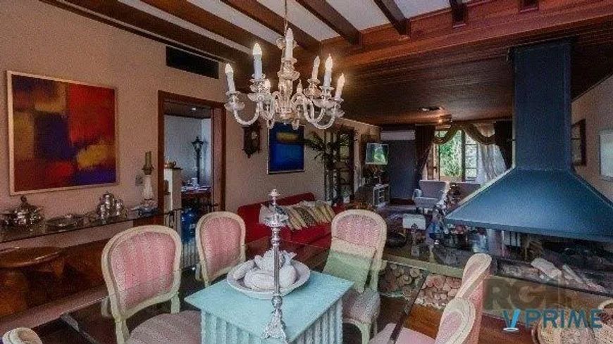 Vende-se ampla casa em condomínio com 3 quartos, suite master, sacada, perto da