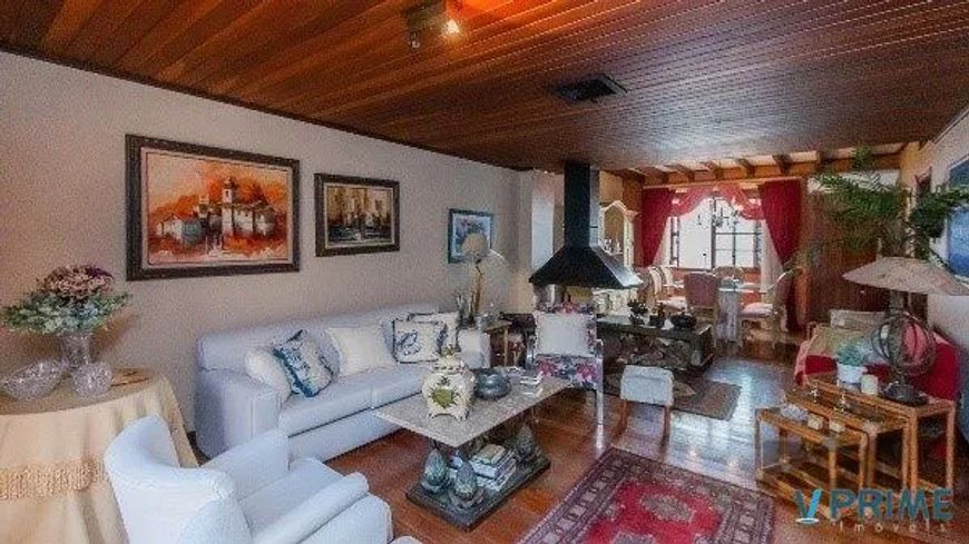 Vende-se ampla casa em condomínio com 3 quartos, suite master, sacada, perto da