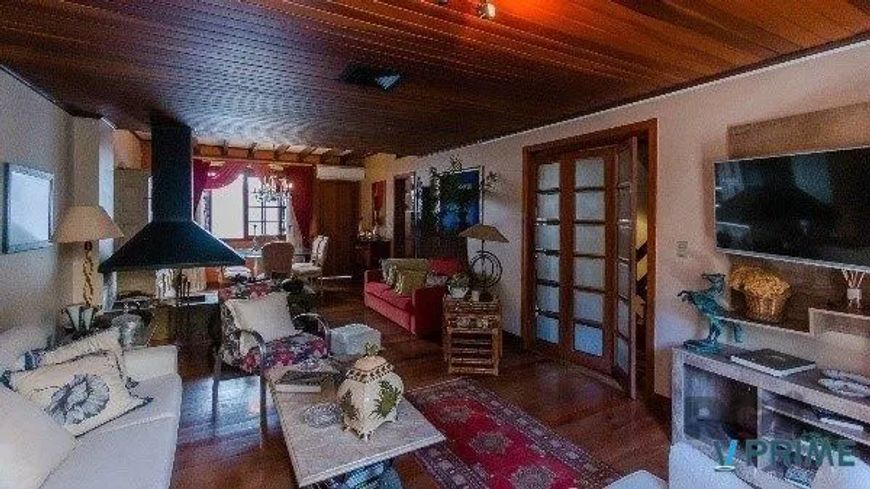 Vende-se ampla casa em condomínio com 3 quartos, suite master, sacada, perto da