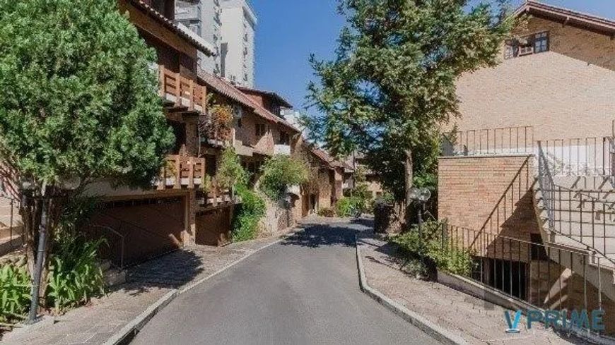 Vende-se ampla casa em condomínio com 3 quartos, suite master, sacada, perto da