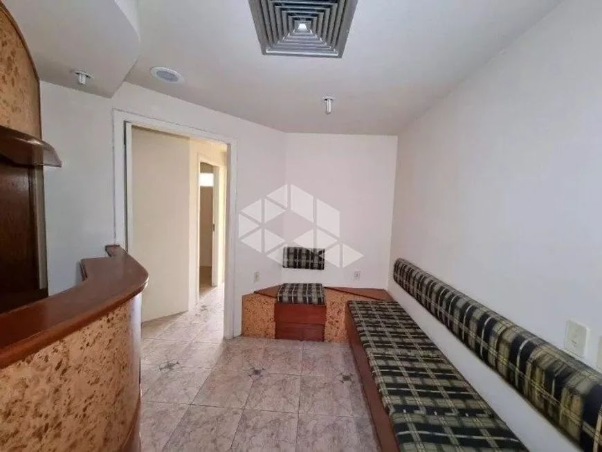 SALA COMERCIAL DESOCUPADA NO CENTRO PROFISSIONAL VILLEROI COM 54,4M2 TOTAIS E 44,54M2 PRIVATIVOS.