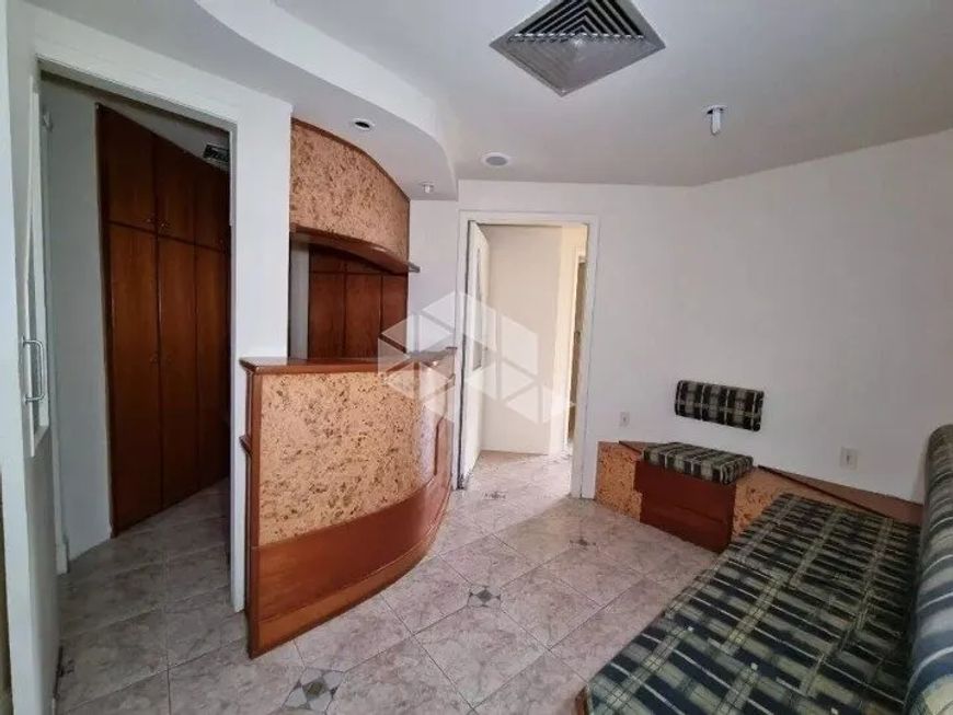 SALA COMERCIAL DESOCUPADA NO CENTRO PROFISSIONAL VILLEROI COM 54,4M2 TOTAIS E 44,54M2 PRIVATIVOS.