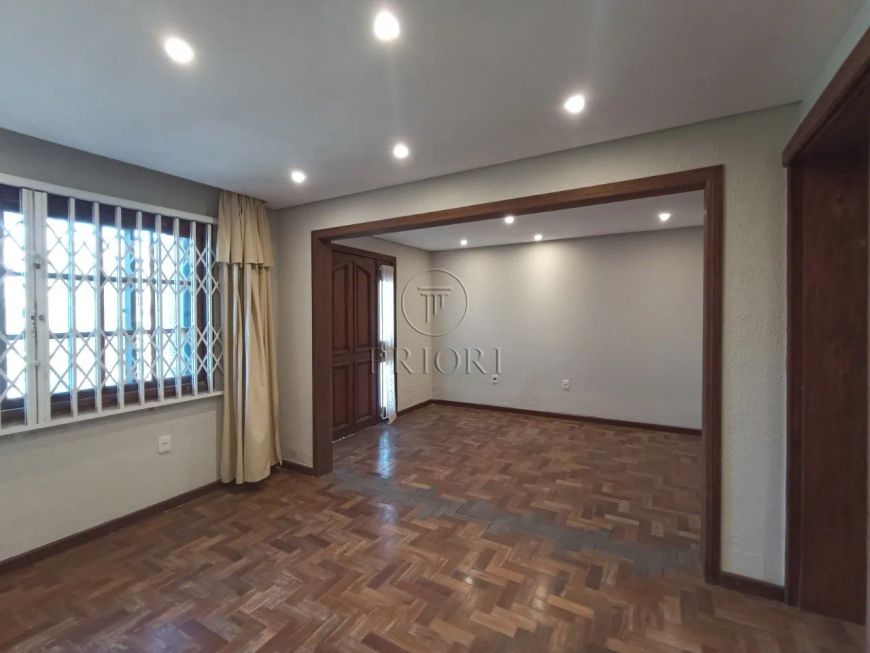 AMPLA CASA COM TERRAÇO NO BAIRRO DONA LEOPOLDINA