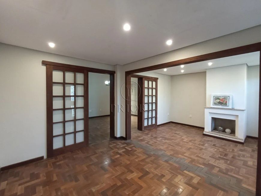 AMPLA CASA COM TERRAÇO NO BAIRRO DONA LEOPOLDINA