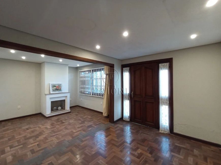 AMPLA CASA COM TERRAÇO NO BAIRRO DONA LEOPOLDINA