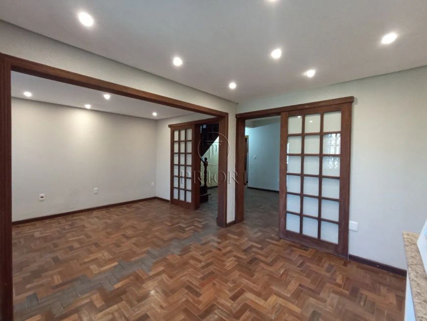 AMPLA CASA COM TERRAÇO NO BAIRRO DONA LEOPOLDINA