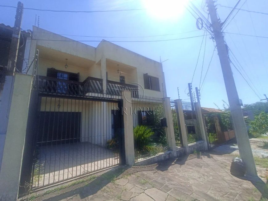 AMPLA CASA COM TERRAÇO NO BAIRRO DONA LEOPOLDINA