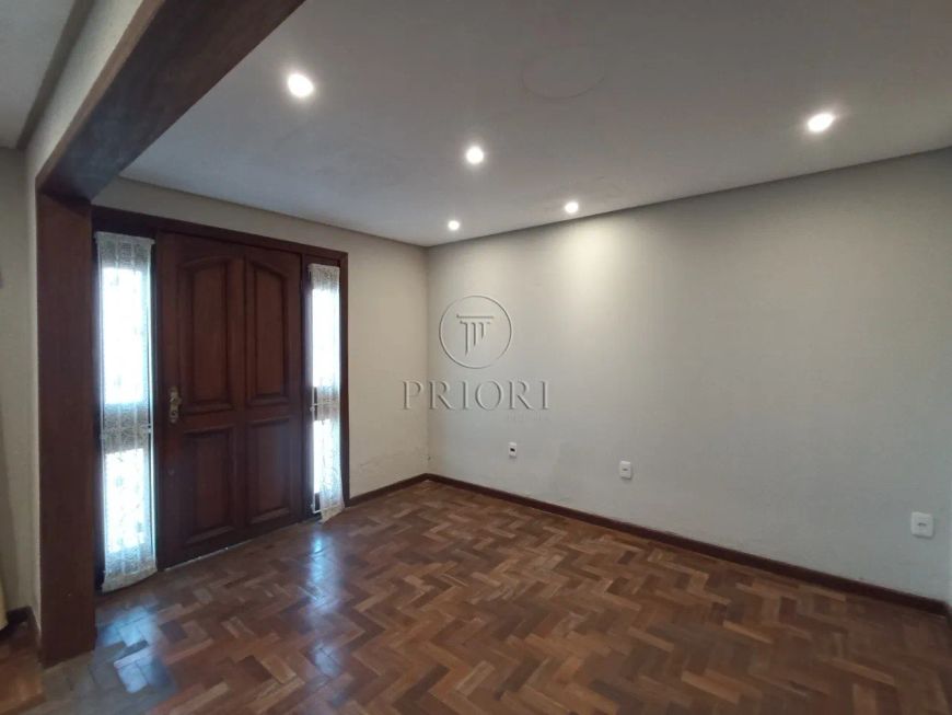 AMPLA CASA COM TERRAÇO NO BAIRRO DONA LEOPOLDINA