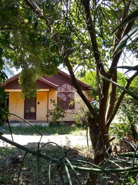 Chalé de madeira em terreno de 11x40 comercial/residencial
