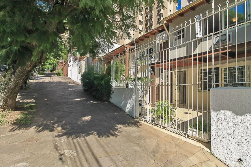 CASA COM 150 M2 PRIVATIVOS ,3 QUARTOS,2 VAGAS NA PARTE ALTA DO BAIRRO MONT SERRAT EM PORTO ALEGRE