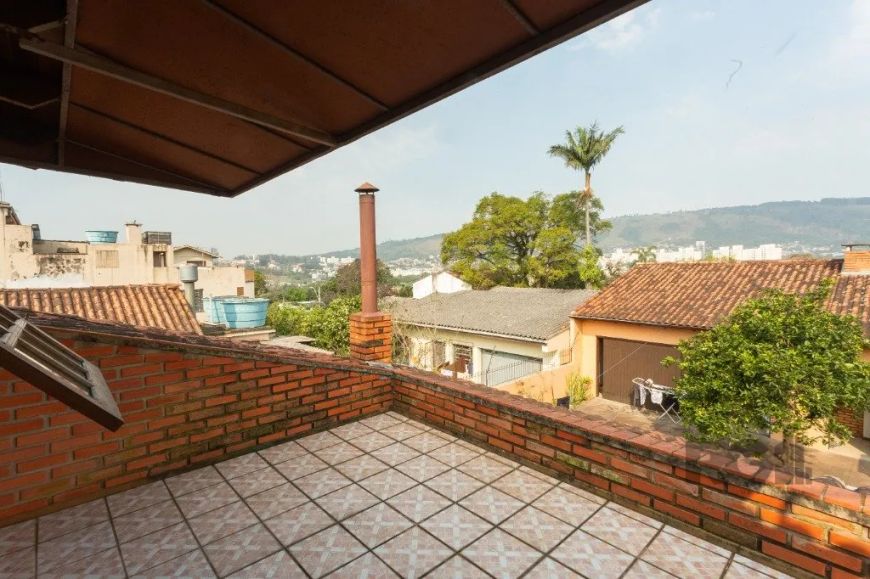 Casa de alvenaria em terreno de 10m x 35m no bairro Alto Petrópolis, próxima às avenidas Ary Tarragô