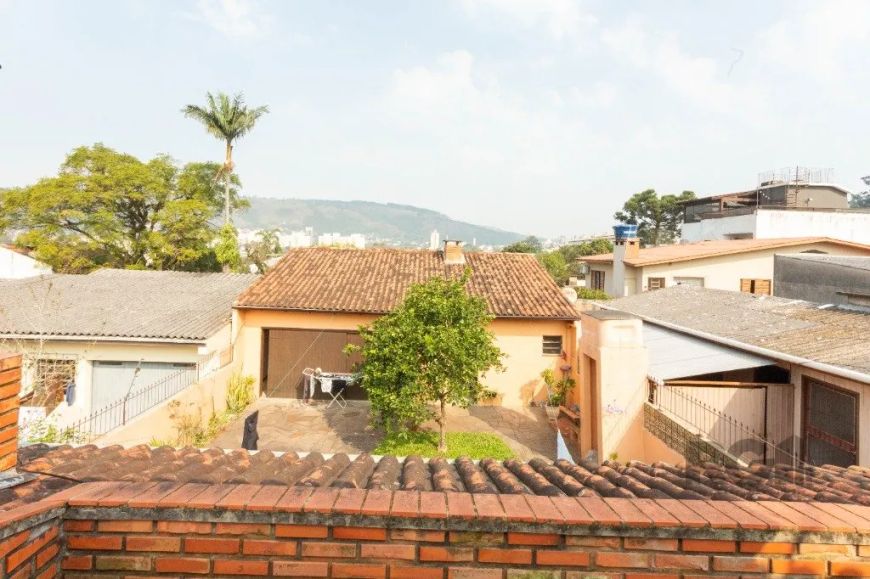 Casa de alvenaria em terreno de 10m x 35m no bairro Alto Petrópolis, próxima às avenidas Ary Tarragô