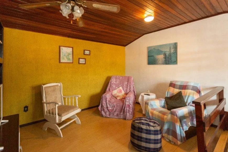 Casa de alvenaria em terreno de 10m x 35m no bairro Alto Petrópolis, próxima às avenidas Ary Tarragô