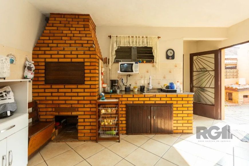 Casa de alvenaria em terreno de 10m x 35m no bairro Alto Petrópolis, próxima às avenidas Ary Tarragô