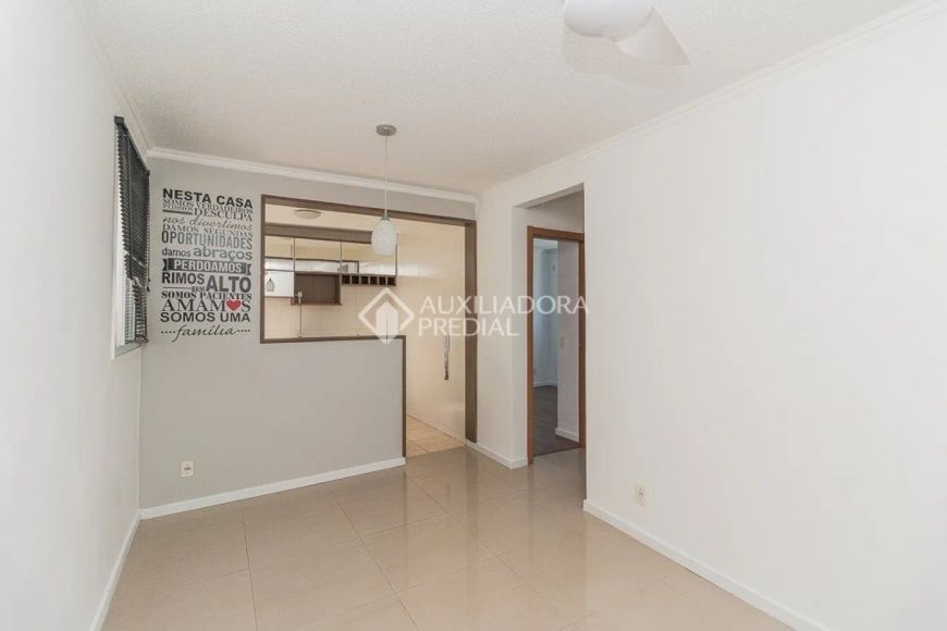 Apartamento semimobiliado com 2 quartos, 1 vaga no Jd. Leopoldina