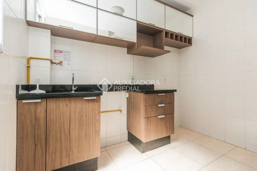 Apartamento semimobiliado com 2 quartos, 1 vaga no Jd. Leopoldina