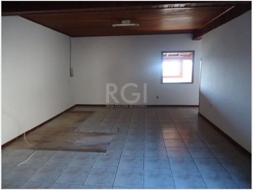 Casa com 3 dormitórios, 3 vagas de garagem, pátio, lareira, churrasqueira. Último andar, com entrada