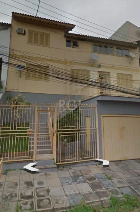 Casa com 3 dormitórios, 3 vagas de garagem, pátio, lareira, churrasqueira. Último andar, com entrada