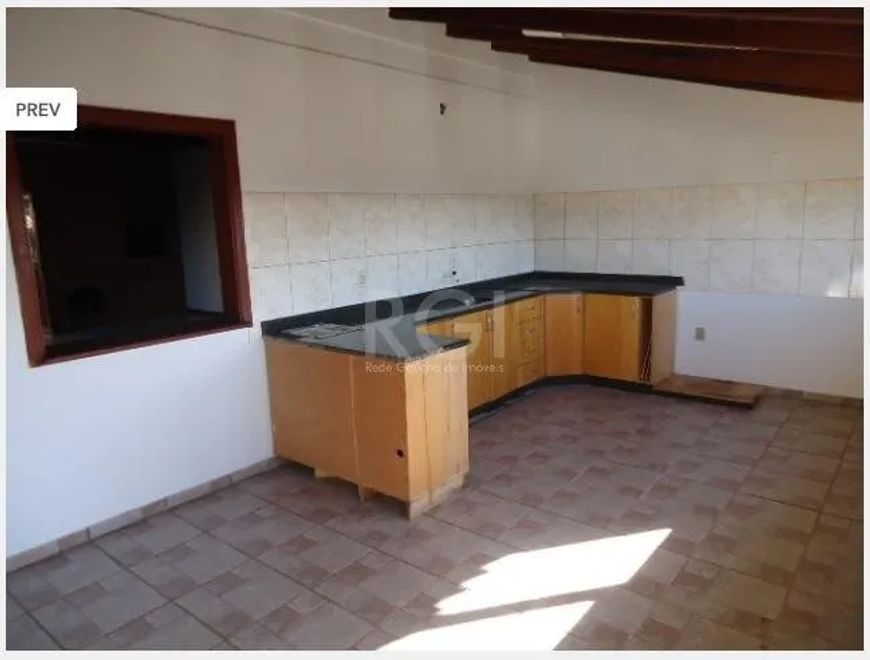 Casa com 3 dormitórios, 3 vagas de garagem, pátio, lareira, churrasqueira. Último andar, com entrada