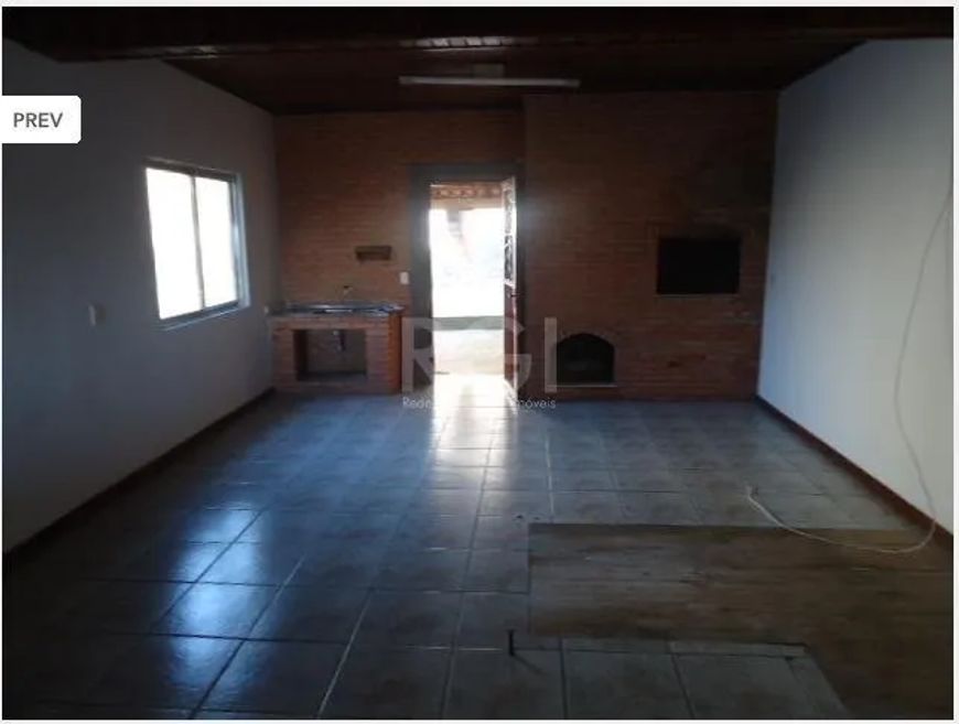 Casa com 3 dormitórios, 3 vagas de garagem, pátio, lareira, churrasqueira. Último andar, com entrada
