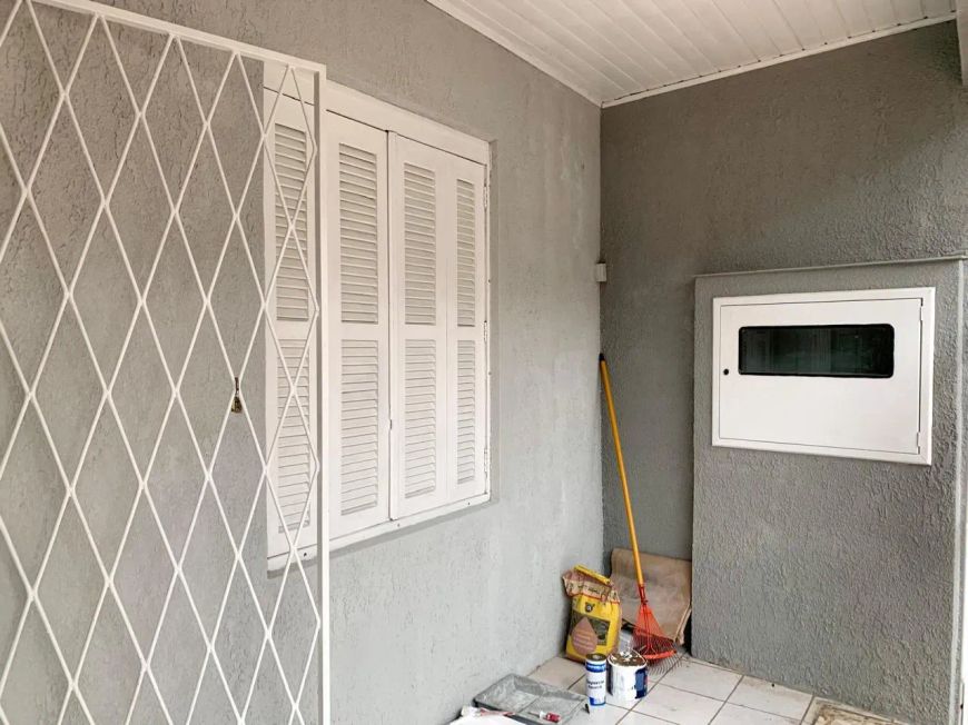 Conheça casa com amplo estacionamento, 350m2 Financiável próximo à Orla do Guaíba