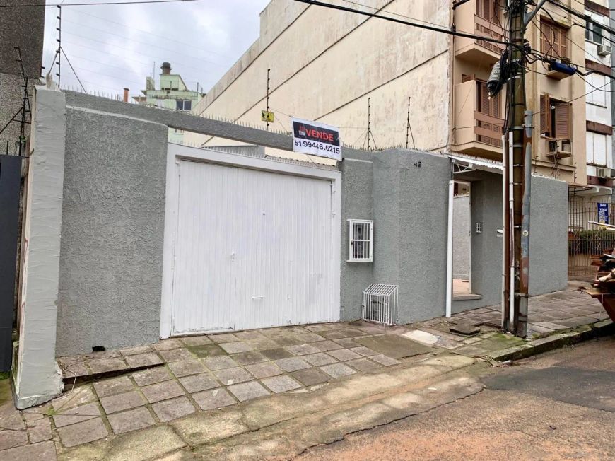 Conheça casa com amplo estacionamento, 350m2 Financiável próximo à Orla do Guaíba