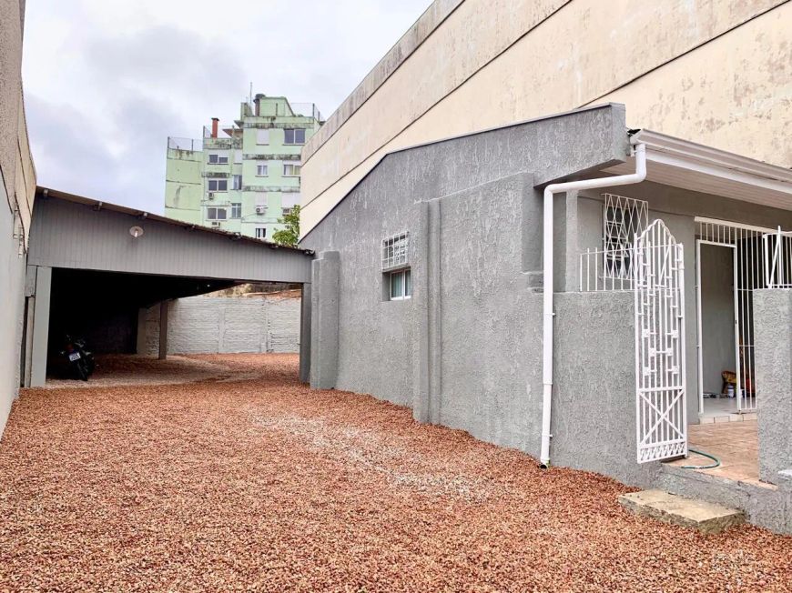 Conheça casa com amplo estacionamento, 350m2 Financiável próximo à Orla do Guaíba