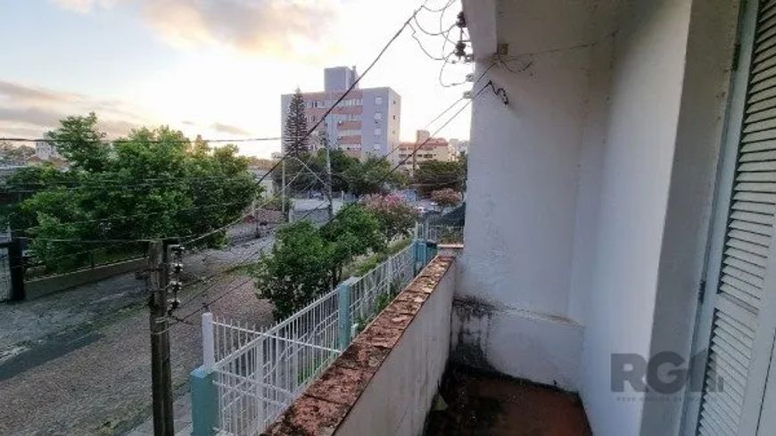 Sobrado com apartamento em cima e loja embaixo, estacionamento, em terreno 10x30 a venda no Bairro J