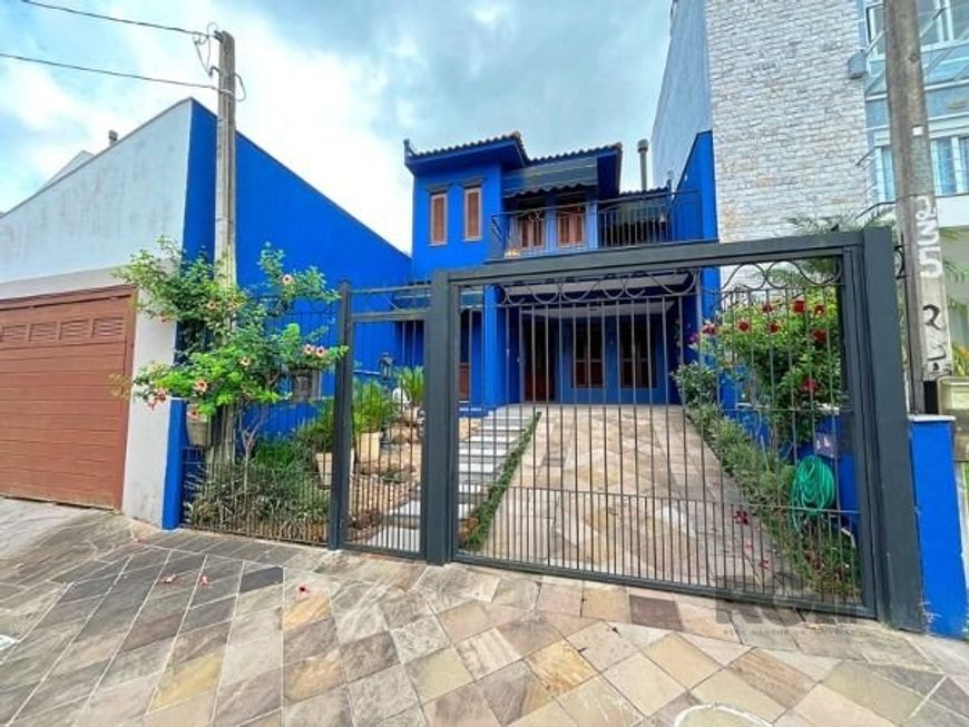 Casa em Porto Alegre, no bairro Hípica, com 3 dormitório(s), e 3 banheiros, à venda.