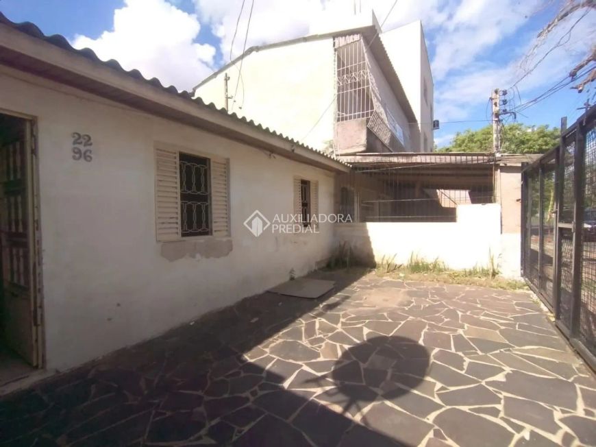Excelente casa situada na rua Graciano Camozzato, em frente a escola estadual Oswaldo Vergara.