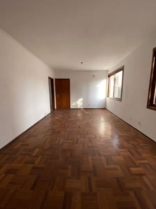 Apartamento 3 dormitórios, sendo 1 suíte, com ótima orientação solar no miolo do Menino Deus
