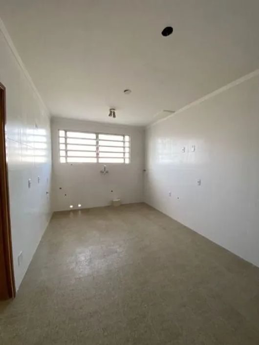Apartamento 3 dormitórios, sendo 1 suíte, com ótima orientação solar no miolo do Menino Deus