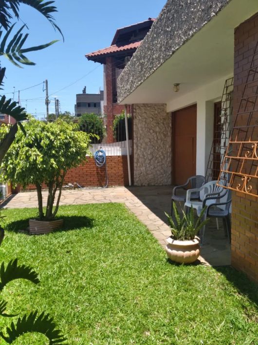 CASA TERREA DE 3 DORMITÓRIOS PROXIMO A CASSOL CENTER LAR
