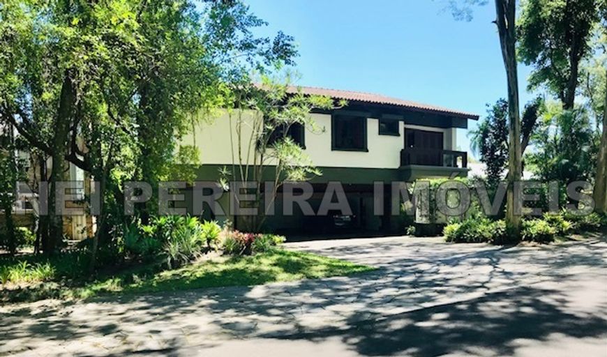 Casa de condomínio para venda tem 600 metros quadrados com 4 quartos