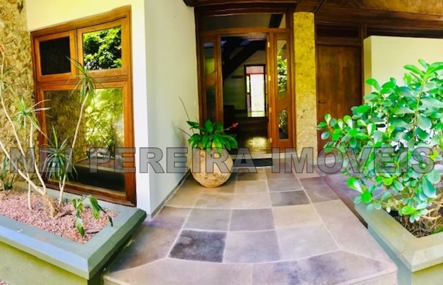 Casa de condomínio para venda tem 600 metros quadrados com 4 quartos