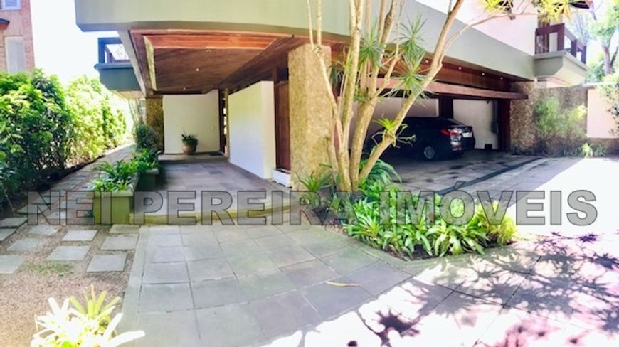 Casa de condomínio para venda tem 600 metros quadrados com 4 quartos