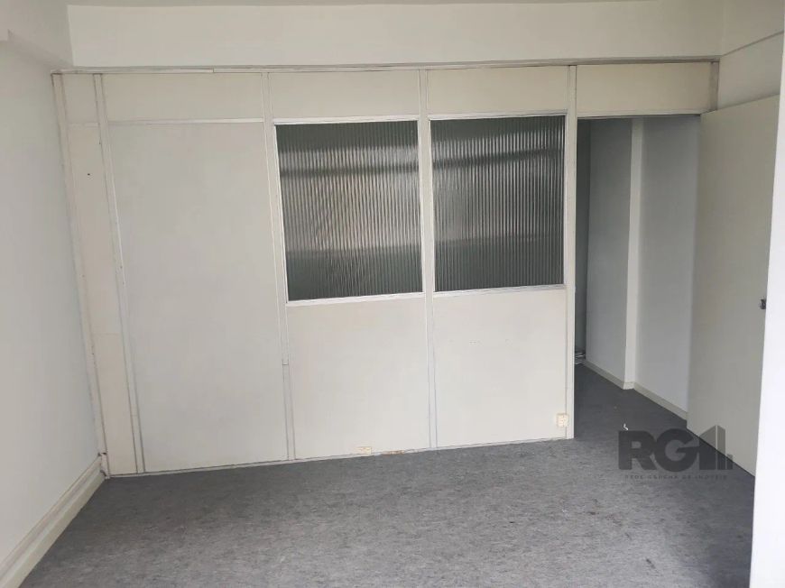 Vende sala com banheiro em excelente ponto do centro histórico, condomínio oferece: Portaria 24 hora