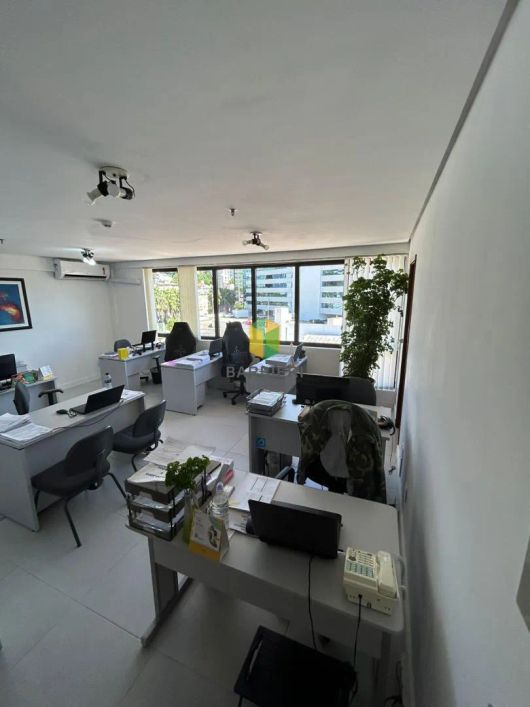 Sala comercial com 39m2 na Cristóvão colombo bairro Floresta. REF: VP 881