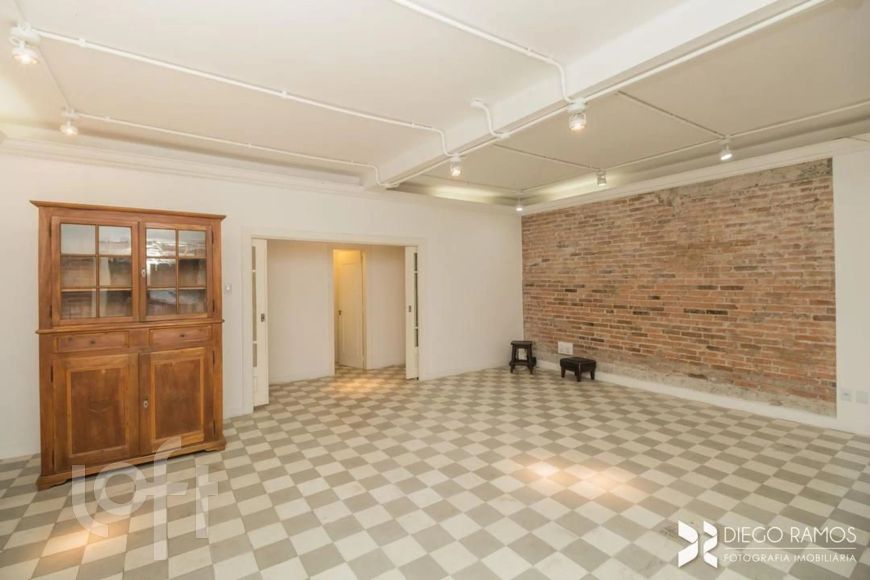Imóvel para venda com 220 metros quadrados com 3 quartos.