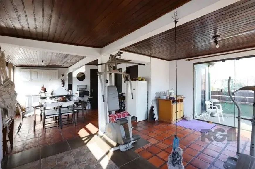 Excelente cobertura com 3 quartos, sendo 2 no andar principal e 1 no andar superior, 1 vaga coberta