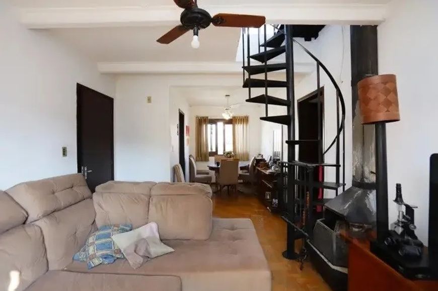 Excelente cobertura com 3 quartos, sendo 2 no andar principal e 1 no andar superior, 1 vaga coberta