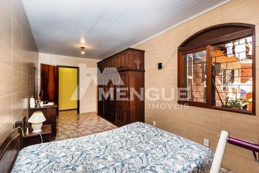 Casa com 3 dormitórios e 4 vagas de garagem, à venda no bairro Sarandi em Porto Alegre com 190 m² po