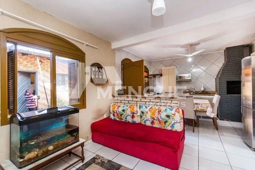 Casa com 3 dormitórios e 4 vagas de garagem, à venda no bairro Sarandi em Porto Alegre com 190 m² po