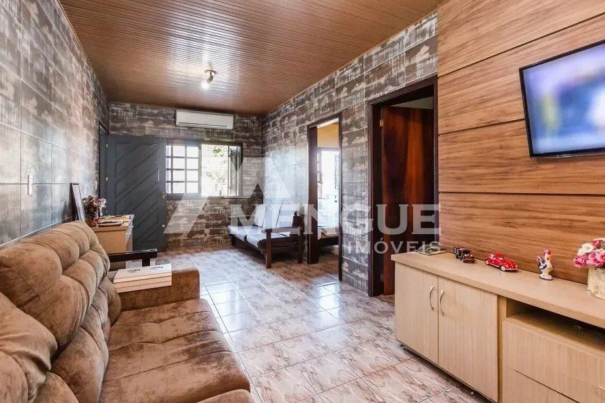 Casa com 3 dormitórios e 4 vagas de garagem, à venda no bairro Sarandi em Porto Alegre com 190 m² po