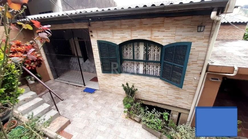 CASA de 3 dormitórios 200 m², 2 banheiros, 2 salas, área com churrasqueira e amplo pátio com arvores