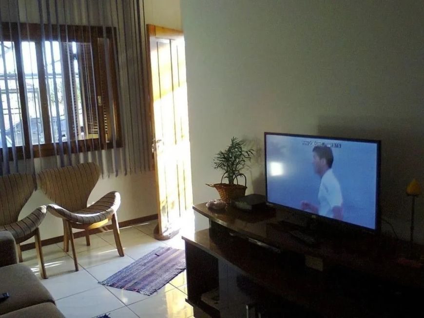 Ótima casa com 3 dormitórios, 2 banheiros e 2 vagas de estacionamento. Living amplo para 2 ambientes