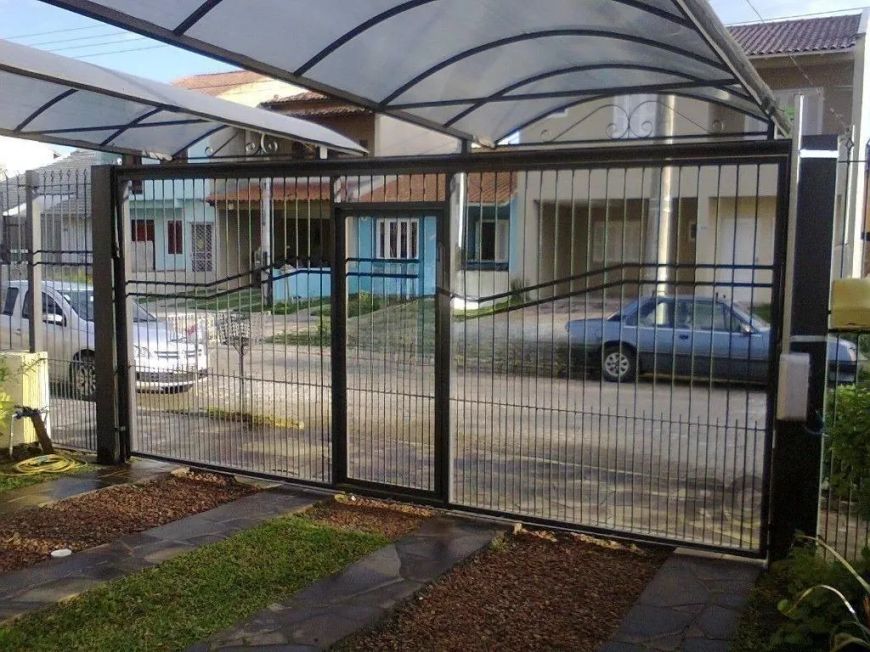 Ótima casa com 3 dormitórios, 2 banheiros e 2 vagas de estacionamento. Living amplo para 2 ambientes