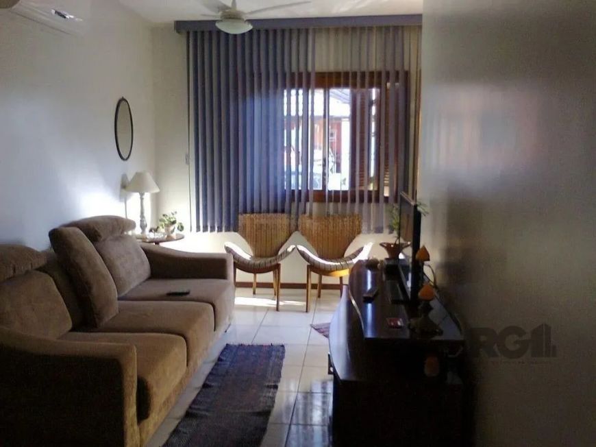 Ótima casa com 3 dormitórios, 2 banheiros e 2 vagas de estacionamento. Living amplo para 2 ambientes